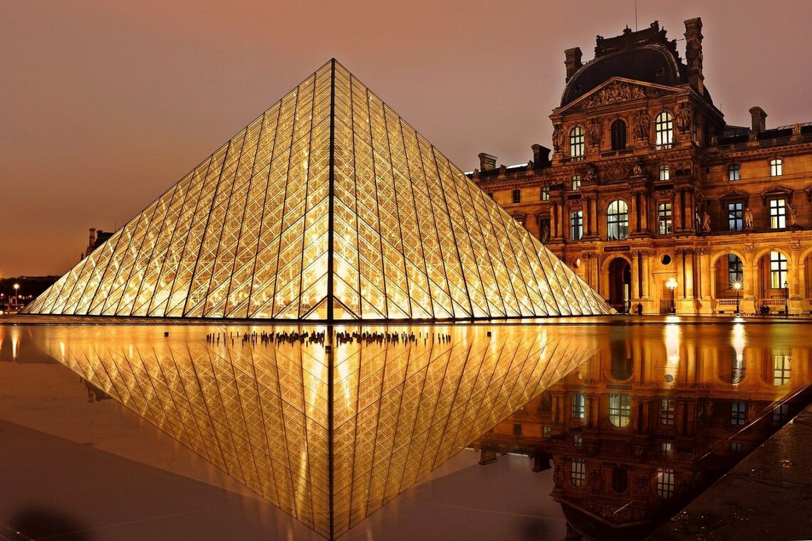 Museu do Louvre com crianças